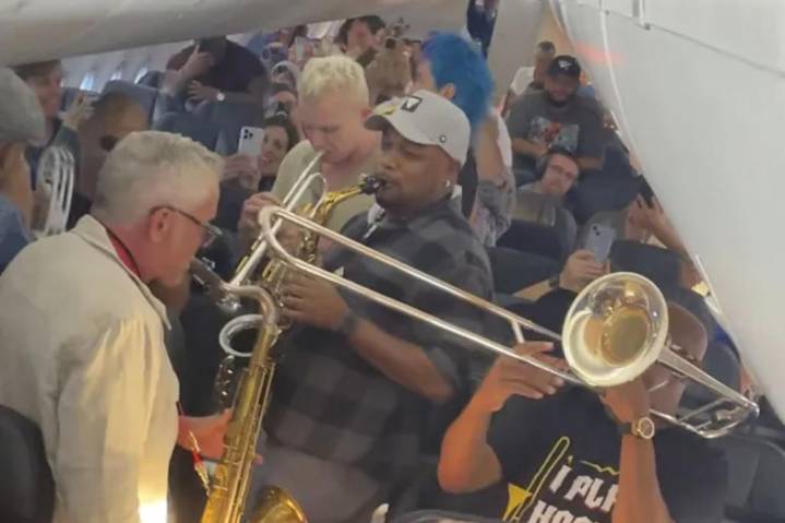 Passengers on a delayed flight to Seattle receives impromptu jam session