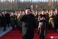 Corea del Norte prueba dos "nuevos" misiles de defensa aérea, según agencia KCNA; líder Kim Jong