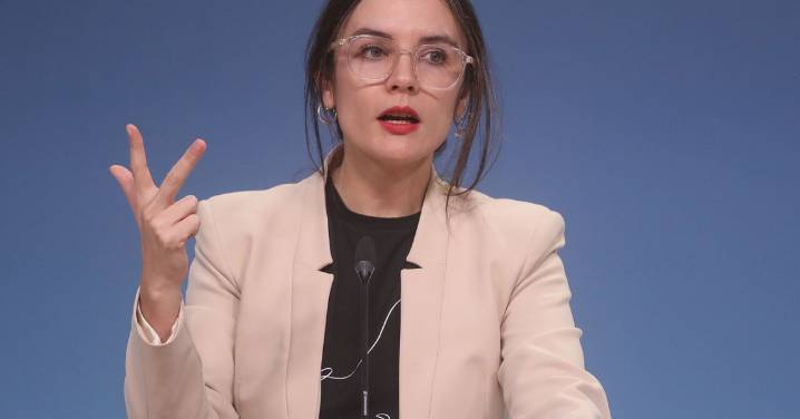 Ministra Vallejo responde a Kast tras sugerir gobernar por decreto: "Estuvo 16 años como diputado sin hacer nada muy relevante"