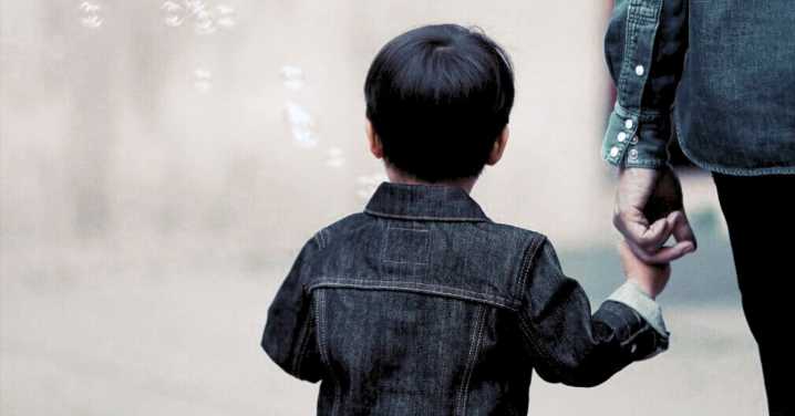 ¿Quién asume la custodia de los hijos menores de edad cuando uno de los progenitores fallece?