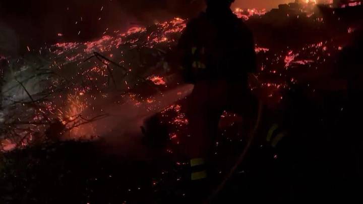 Muere un bombero y otro resulta herido al volcar una autobomba en Espinoso de Compludo, León