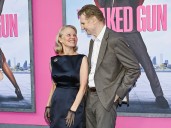 Dudas y certezas sobre el romance de Pamela Anderson y Liam Neeson: "Su vínculo es genuino"