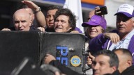 Evacúan a Milei de un acto electoral tras el lanzamiento de objetos por manifestantes