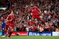 Liverpool sufre, pero inicia con éxito la defensa de su título en la Premier League