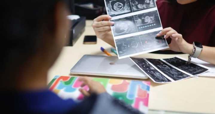 Falta de educación sexual y relaciones de edades diferentes impulsan el embarazo adolescente, aseguran expertos