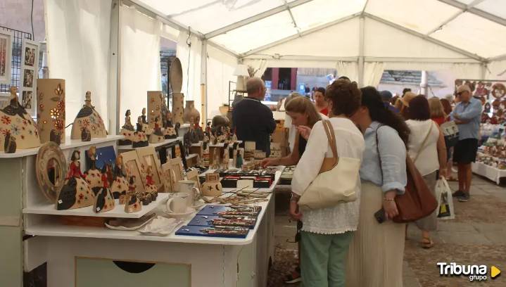 El arte en barro toma la plaza de Anaya: la feria abre sus puertas con una veintena de puestos
