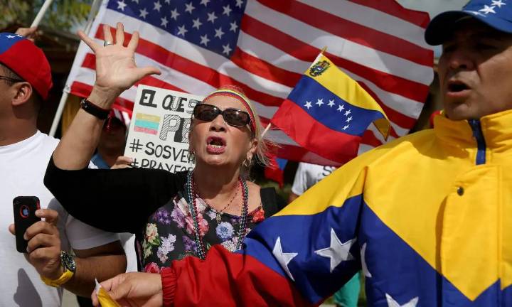Juez federal ordena pausar cualquier decisión sobre el TPS de venezolanos