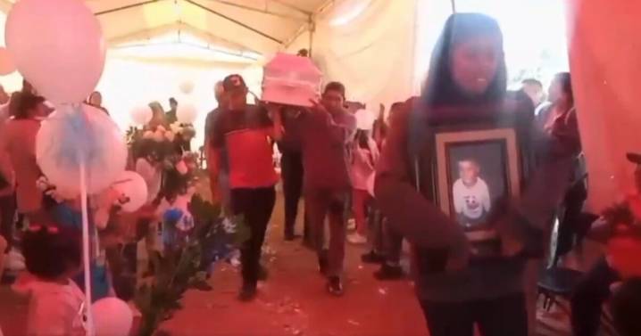 Entre dolor y exigencia de justicia: Sepelio de Fernandito, niño asesinado por deuda de mil pesos