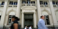 El sindicato de los empleados bancarios acordó un aumento que llevará el sueldo inicial a casi 2 millones de pesos