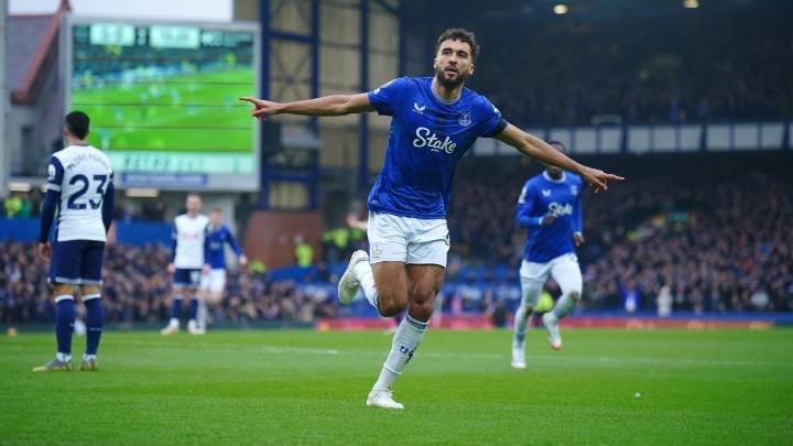 Transfer rumors, news: Calvert-Lewin fires agent for Man United deal