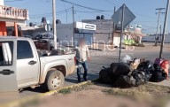 Denuncian vecinos de Vistas Cerro Grande a sujeto que usa corredor como basurero