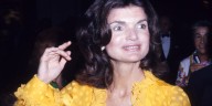 Jackie Kennedy ya adelantó la tendencia de los lunares en 1973 con un espectacular vestido de Valentino