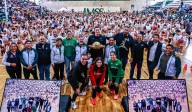 Por abrir la puerta de la NBA a mexicanos: Eduardo Nájera y Horacio Llamas encabezan clínica de basquetbol con niños