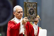 El papa dice que "somos una Iglesia de pobres" antes de almorzar con personas necesitadas