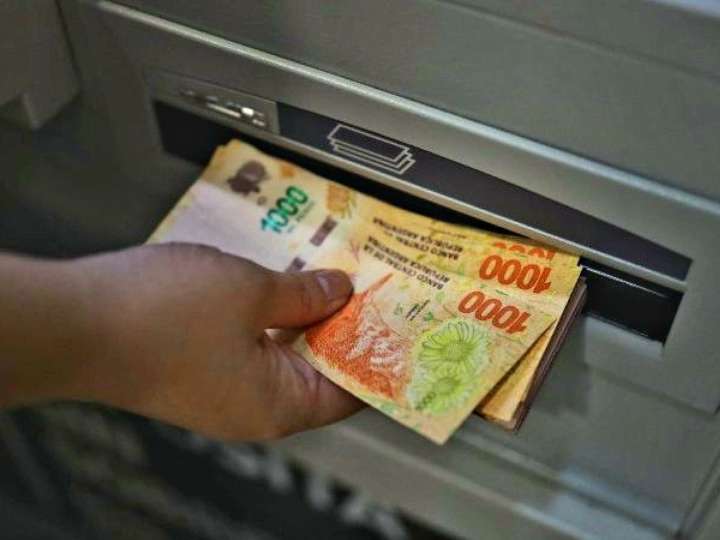 Los salarios del sector privado dejaron de caer en junio, según el Gobierno