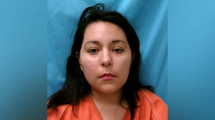 Acusan a madre de Texas de asesinato por dejar intencionalmente a su bebé en el auto a altas temperaturas