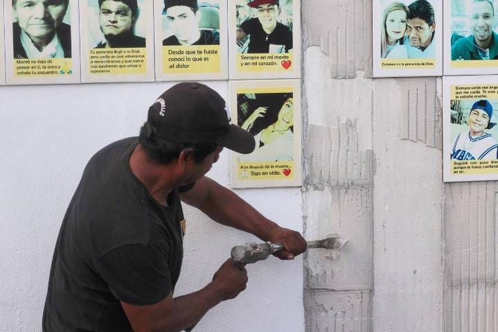 Madres Guerreras de León colocan mosaico de personas desaparecidas en FGE