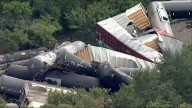 Impresionante descarrilamiento de tren en Texas deja decenas de vagones apilados