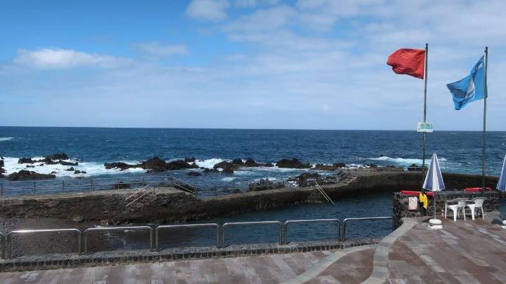 Nueva irresponsabilidad en la costa de Tenerife: dos bañistas en apuros por el fuerte oleaje