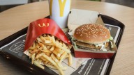 McDonald's baja los precios de sus combos para convencer a los clientes de que volvió a ser  accesible
