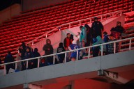 Para esto sí aparece la policía: hinchas de la U se manifiestan a las afueras del consulado argentino en Chile