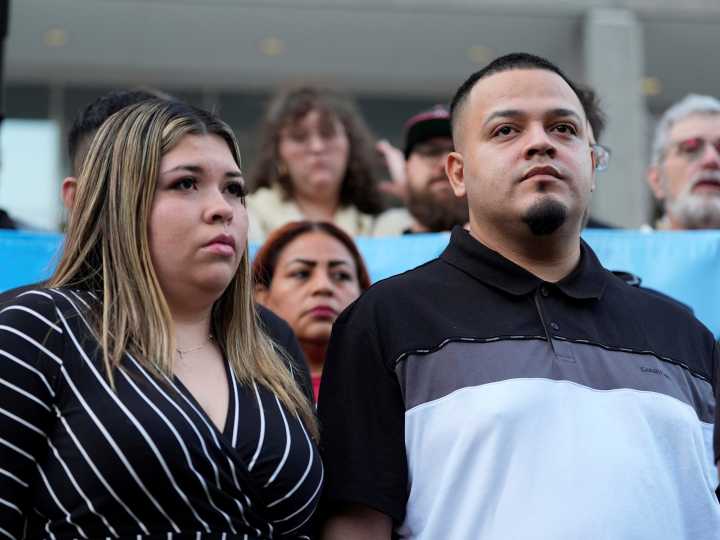 El drama de un salvadoreño deportado por Donald Trump a una cárcel de Nayib Bukele suma otra pesadilla: lo echarían de EE.UU. a Uganda