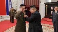 A pocos días de encontrarse con Putin, Kim Jong-un condecoró a soldados caídos en la guerra contra Ucrania