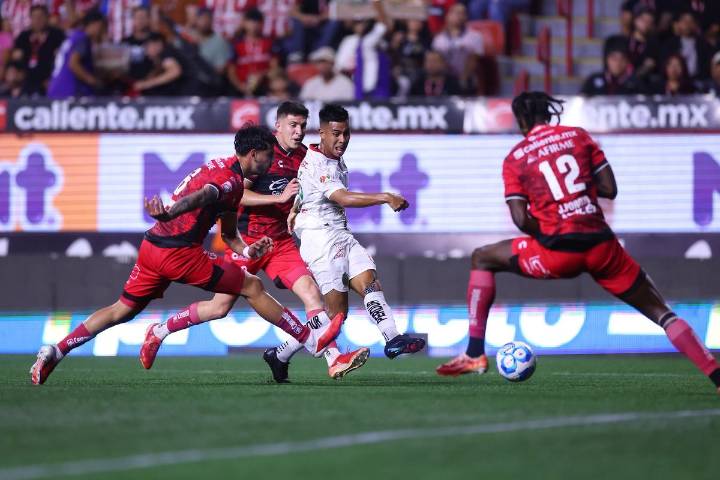 Chivas revierte desventaja de tres goles y empata con Tijuana