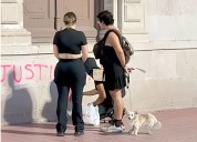 Piden justicia;  grafitean Palacio de Gobierno