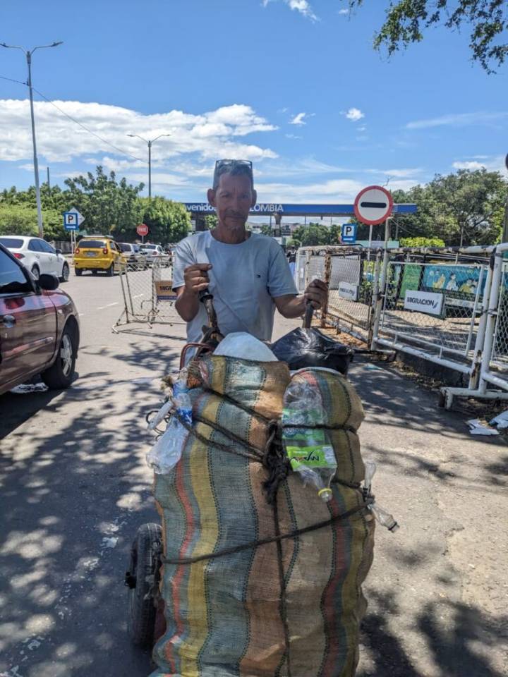 Arduas horas de reciclaje para vender el material en La Parada
