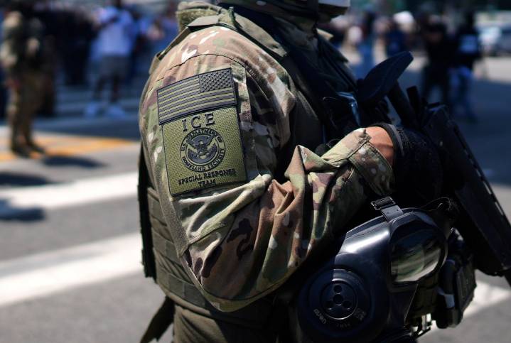 Bass acusa a ICE de desobedecer orden judicial en redadas a inmigrantes en California