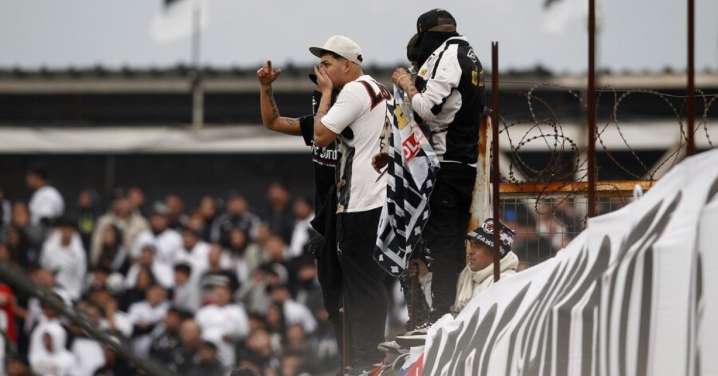 Hincha de Colo-Colo falleció tras caer desde techo del estadio Monumental previo al Clásico con 'U' de Chile