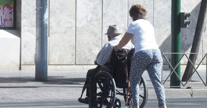 Aumentan los andaluces dependientes atendidos aunque el tiempo de espera es el más alto de España