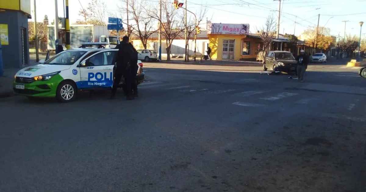 Tensión en Roca: patrullero chocó mientras acudía a un violento disturbio
