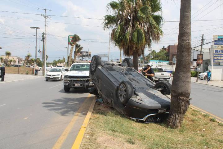 LO CHOCAN Y VUELCAN EN LOS PINOS