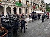 Retiran a manifestante que exigía solución por despojo de propiedad en Xalapa