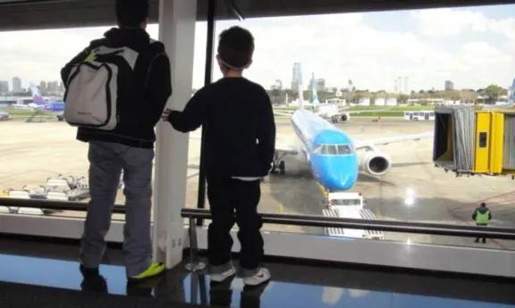 Autorizan a una niña a viajar a Chile con su madre pese a condena del padre