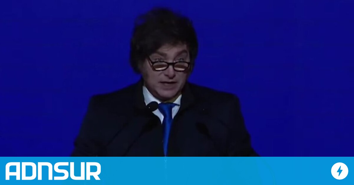 00:22 Milei destrozó a los senadores por el incremento salarial y dijo que le están "escupiendo en la cara de los argentinos”