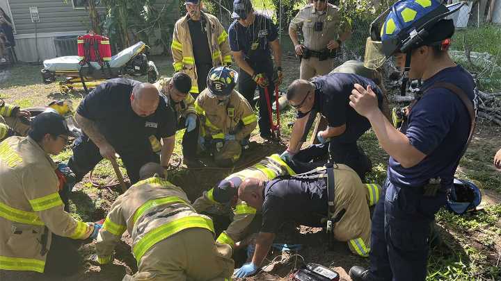 Rescatan a un adolescente que cayó en un pozo séptico en Edinburg