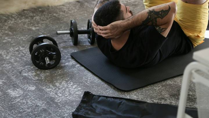 Home Training vs. Gym Training – Which Builds A Jacked Physique Faster?