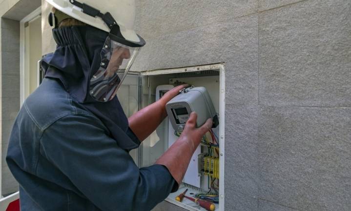 Ante subas desproporcionadas en boletas de luz y gas, piden revisar los medidore
