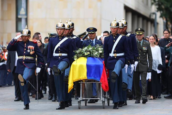 El entierro de Miguel Uribe remarca las fracturas políticas en Colombia