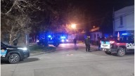 Violencia en barrio Coronel Dorrego: un menor detenido, tres policías heridos y patrulleros destrozados