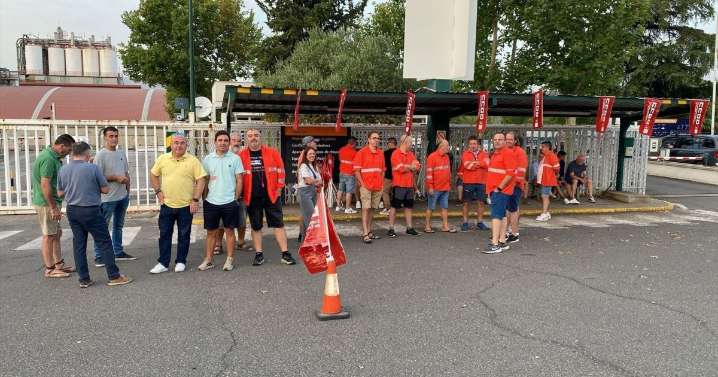 La plantilla de Eserman en Puertollano se manifiesta frente a Repsol Química ante el desalojo de la contrata