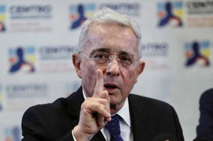 Exigen que Álvaro Uribe Vélez no tenga acceso a su celular y redes sociales. 