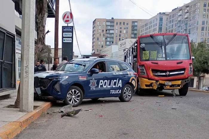 Choca transporte público contra patrulla en Toluca
