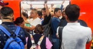 Línea 7 del Metro está ‘colapsada’: ‘Nos quedamos detenidos entre las estaciones’