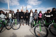 Inauguró obras y repartió bicicletas. Kicillof: “Necesitamos que el enojo contra Milei se exprese en las urnas”