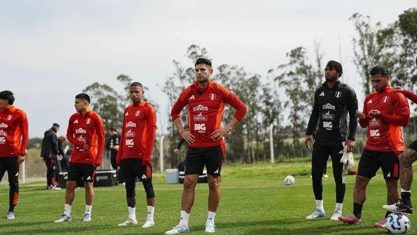Con Carlos Zambrano: la Selección Peruana entrenó en Montevideo de cara a duelo ante Uruguay