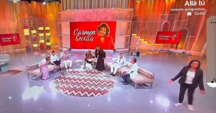 La maquilladora de 'Fiesta' en Telecinco se da un fuerte golpe en directo, "no merece la pena"